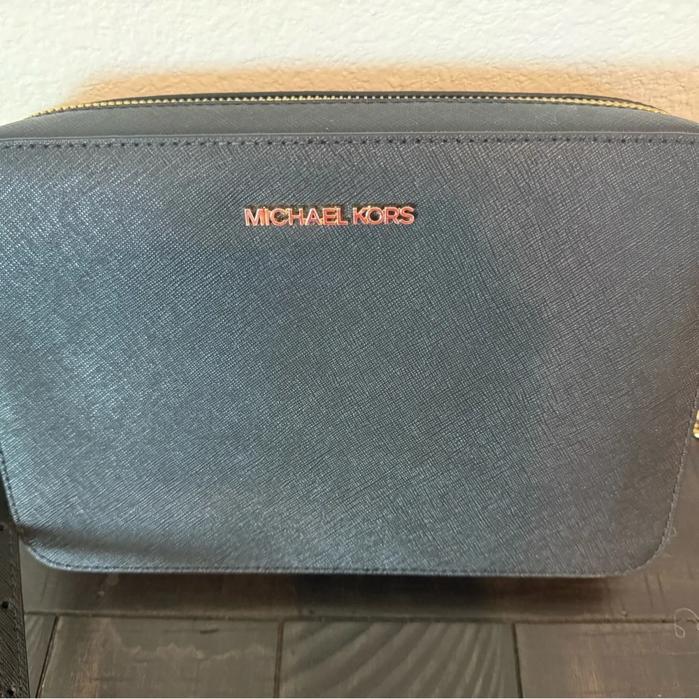 NWT Michael Kors Black Crossbody Bag with Gold Hardware - Picture 6 of 7